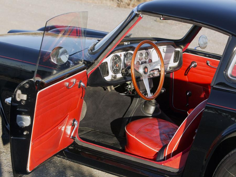 Интерьер Triumph TR4 Surrey Top 1961 года  (фото 6 из 52)